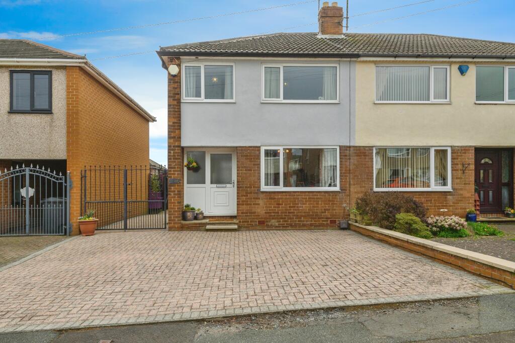 3 bedroom semidetached house for sale in Quaker Lane, Cleckheaton, BD19