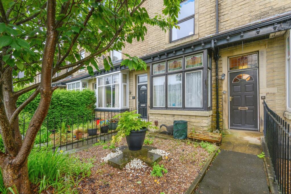 3 bedroom terraced house for sale in Park Road, Bingley, BD16