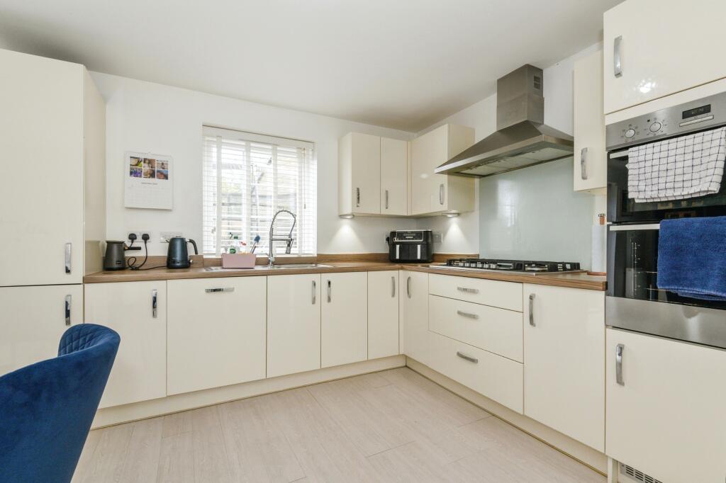 Additional property image - Castle Stead Crescent, Bradford, BD13