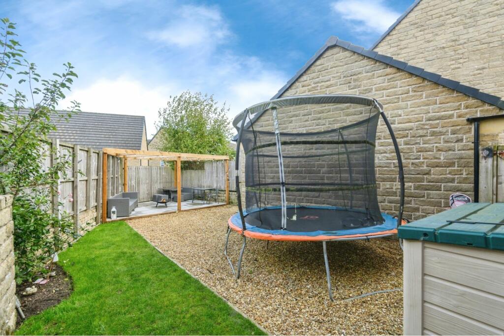 Additional property image - Castle Stead Crescent, Bradford, BD13