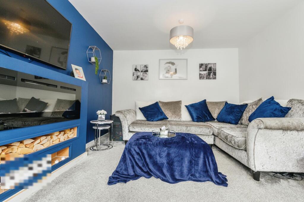 Additional property image - Castle Stead Crescent, Bradford, BD13