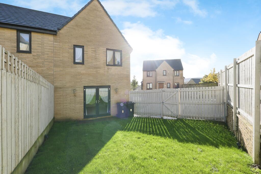 Additional property image - Dean House Gate, Bradford, BD15