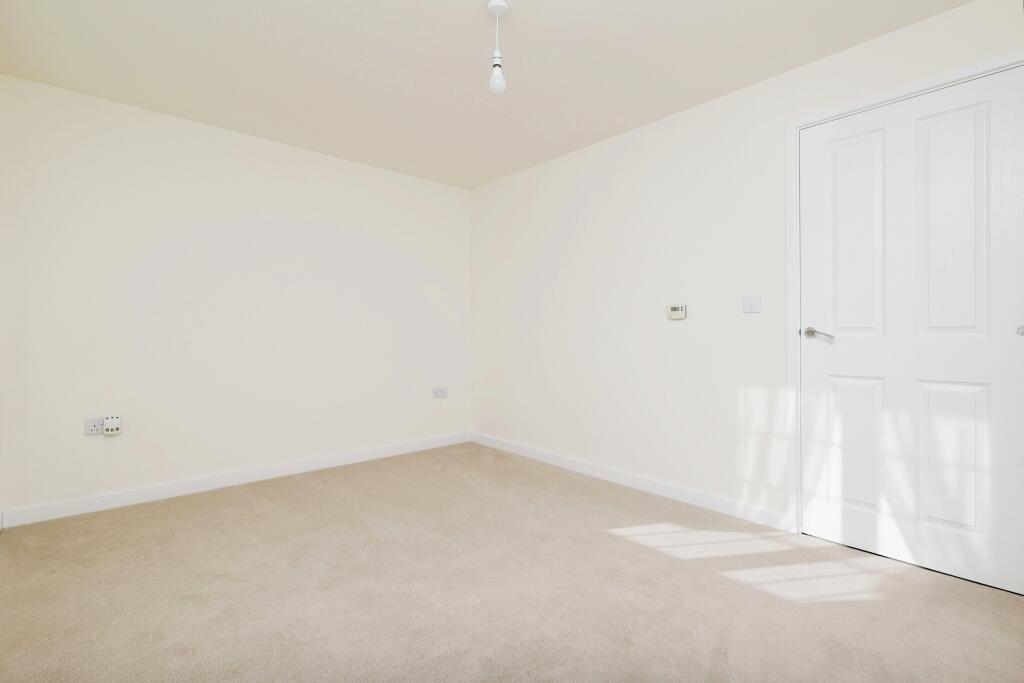 Additional property image - Dean House Gate, Bradford, BD15
