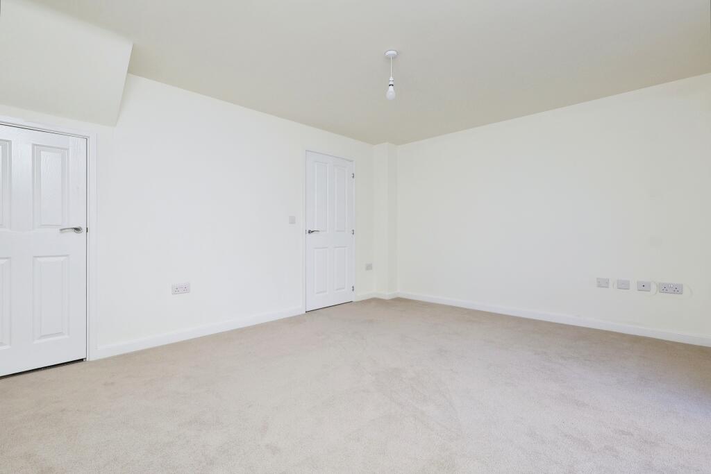 Additional property image - Dean House Gate, Bradford, BD15