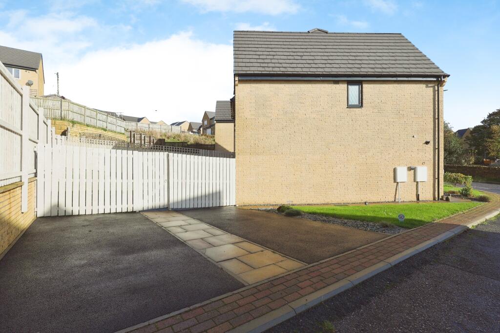Additional property image - Dean House Gate, Bradford, BD15