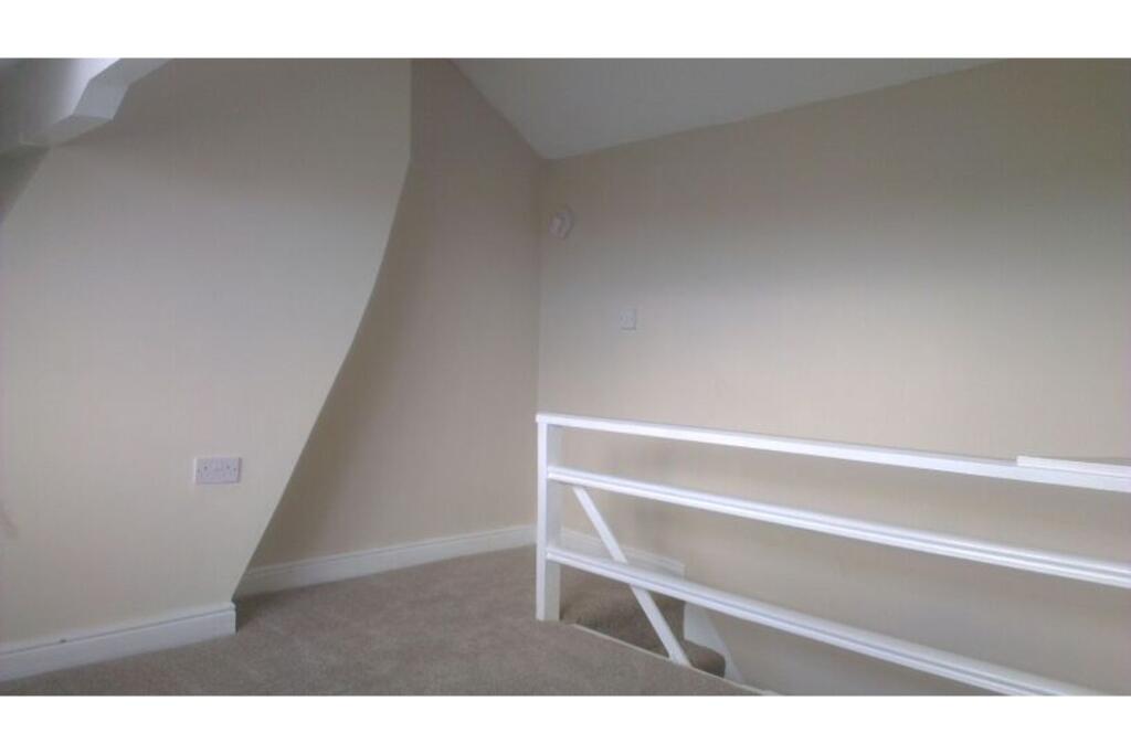 Additional property image - Sandygate Terrace, Bradford, BD4