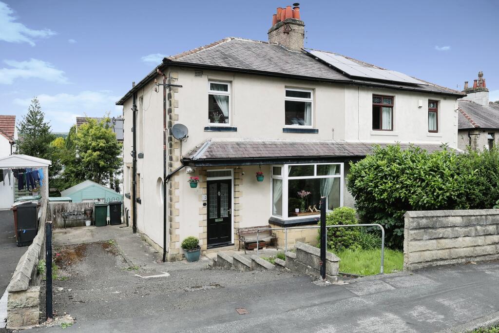 3 bedroom semidetached house for sale in Longwood Avenue, Bingley, BD16
