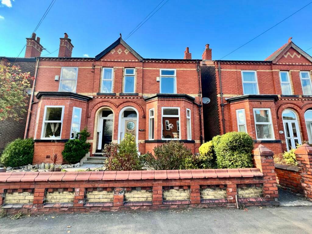 3 bedroom semidetached house for sale in Hazelhurst Road, Worsley, M28
