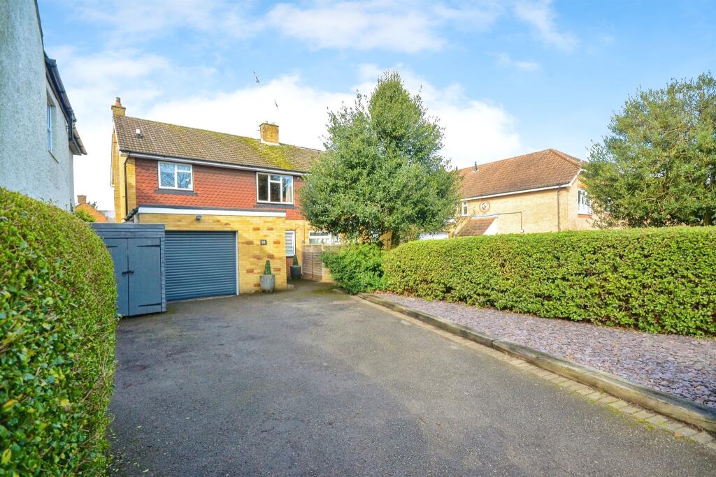 3 bedroom semidetached house for sale in High Road, Leavesden, Watford