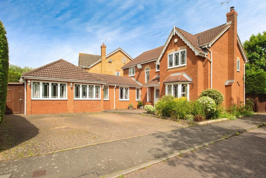 4 bedroom detached house for sale in Abbey Drive, Abbots Langley, WD5