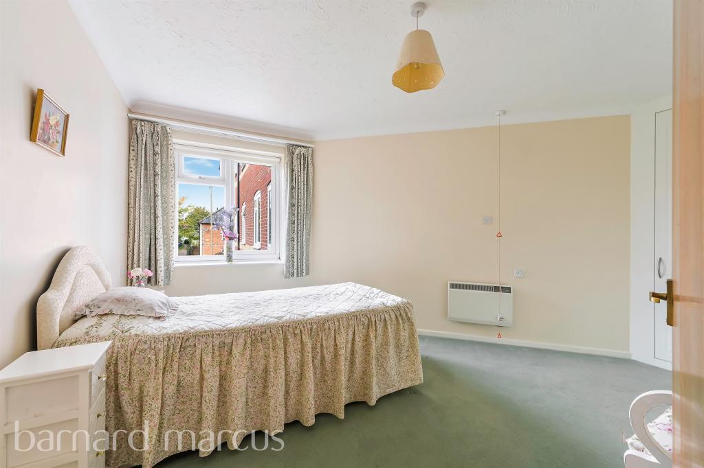 2 bedroom flat for sale in Canterbury Court, Dorking, RH4