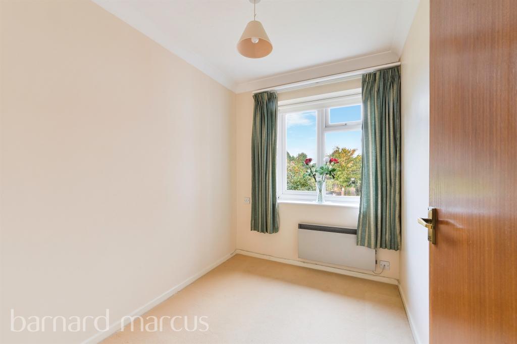 2 bedroom flat for sale in Canterbury Court, Dorking, RH4