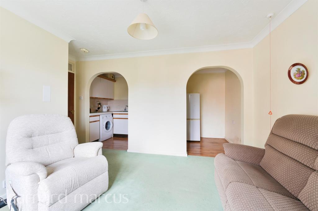 2 bedroom flat for sale in Canterbury Court, Dorking, RH4