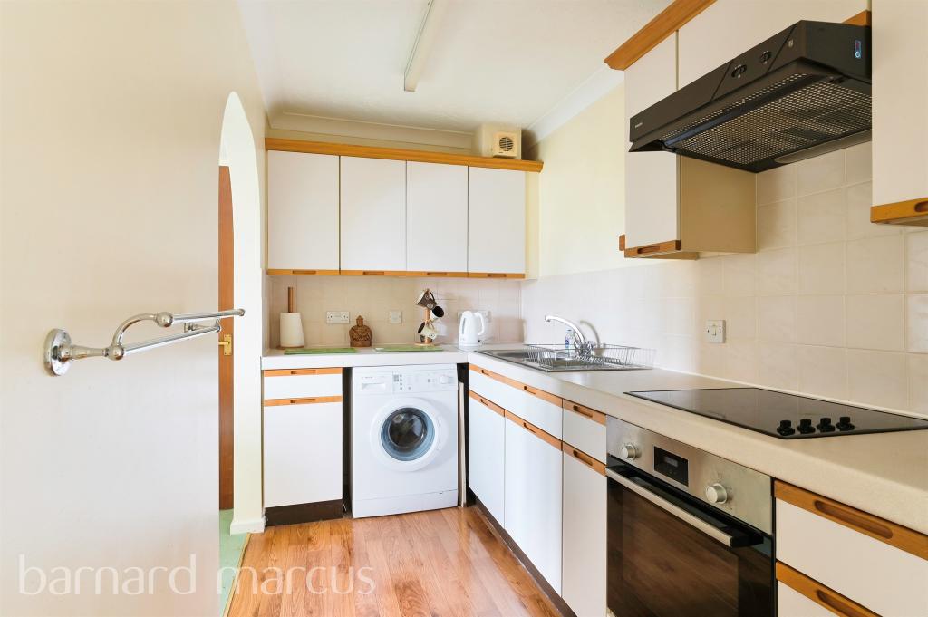 2 bedroom flat for sale in Canterbury Court, Dorking, RH4