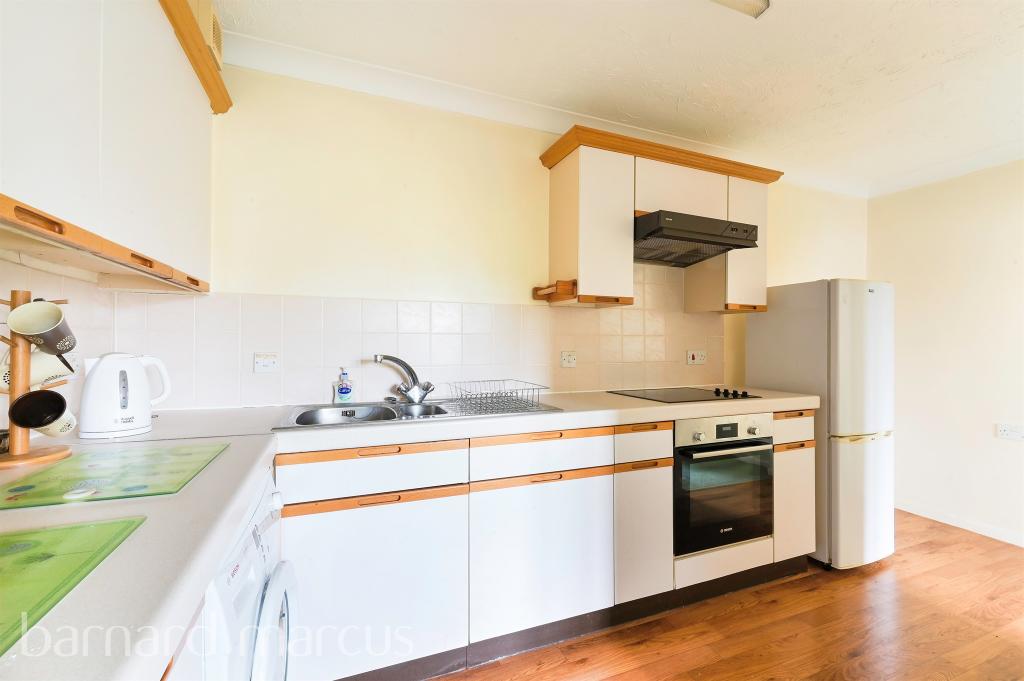 2 bedroom flat for sale in Canterbury Court, Dorking, RH4