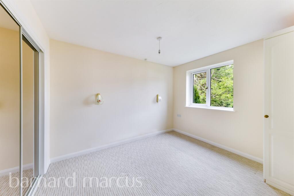 2 bedroom flat for sale in South Street, Dorking, RH4