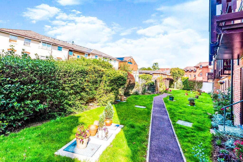 1 bedroom flat for sale in South Street, Dorking, RH4