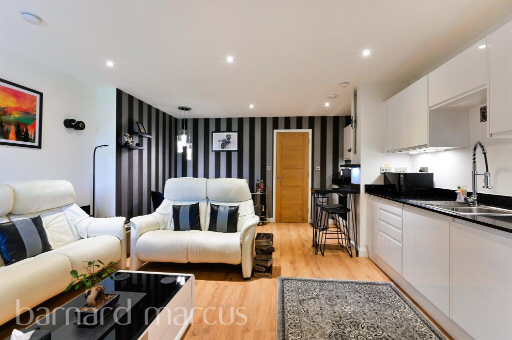 1 bedroom apartment for sale in Deepdene Avenue, Dorking, RH5