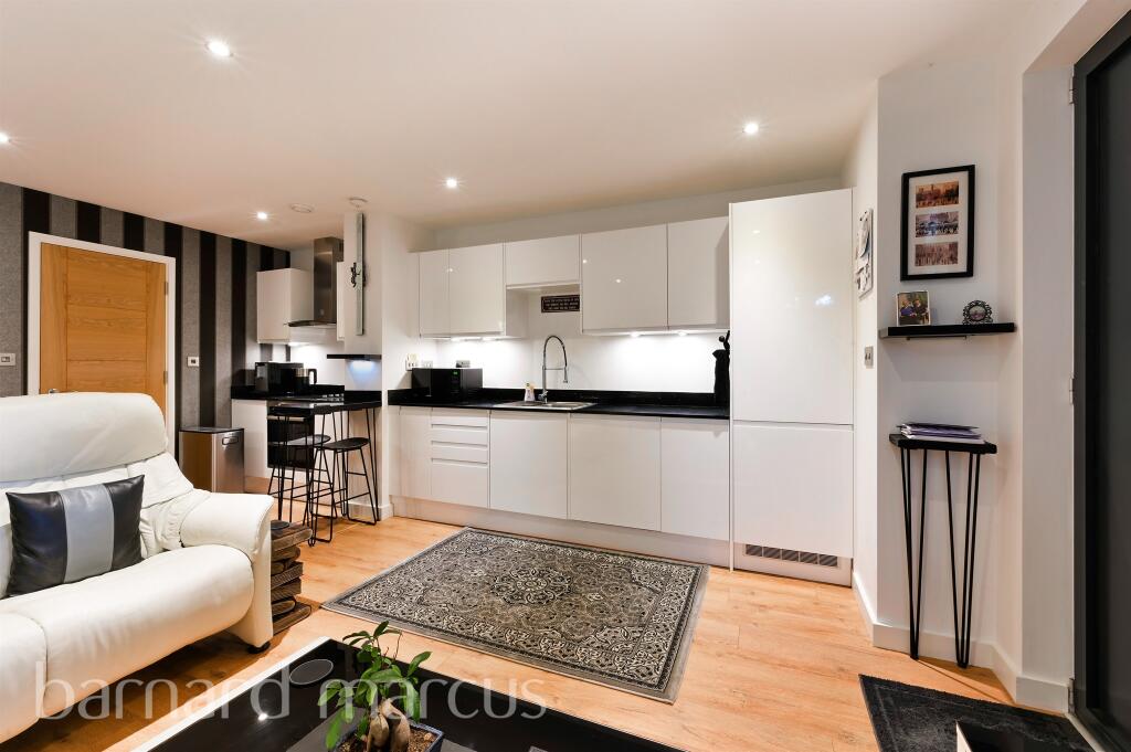 1 bedroom apartment for sale in Deepdene Avenue, Dorking, RH5