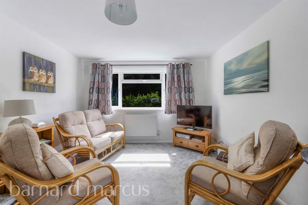 2 bedroom ground floor flat for sale in Holmesdale Road, North Holmwood