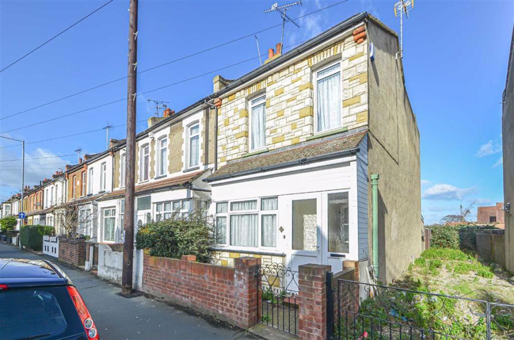 3 bedroom semidetached house for sale in North Avenue, Southendonsea