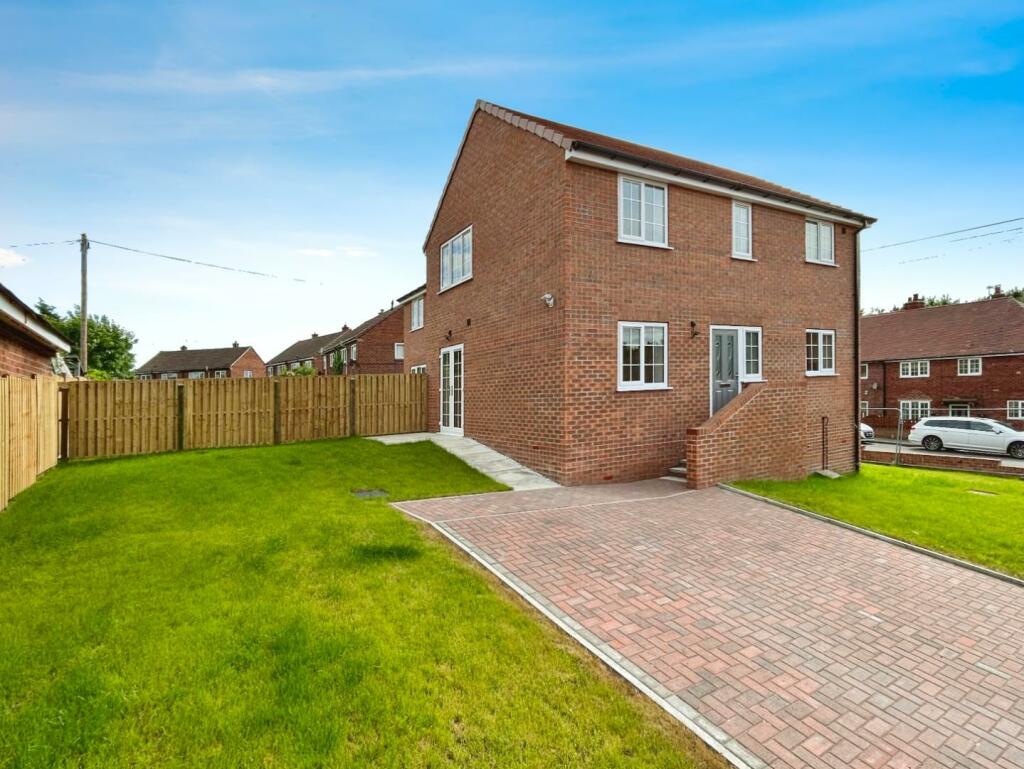 3 bedroom semidetached house for sale in Whinside Crescent, Thurnscoe