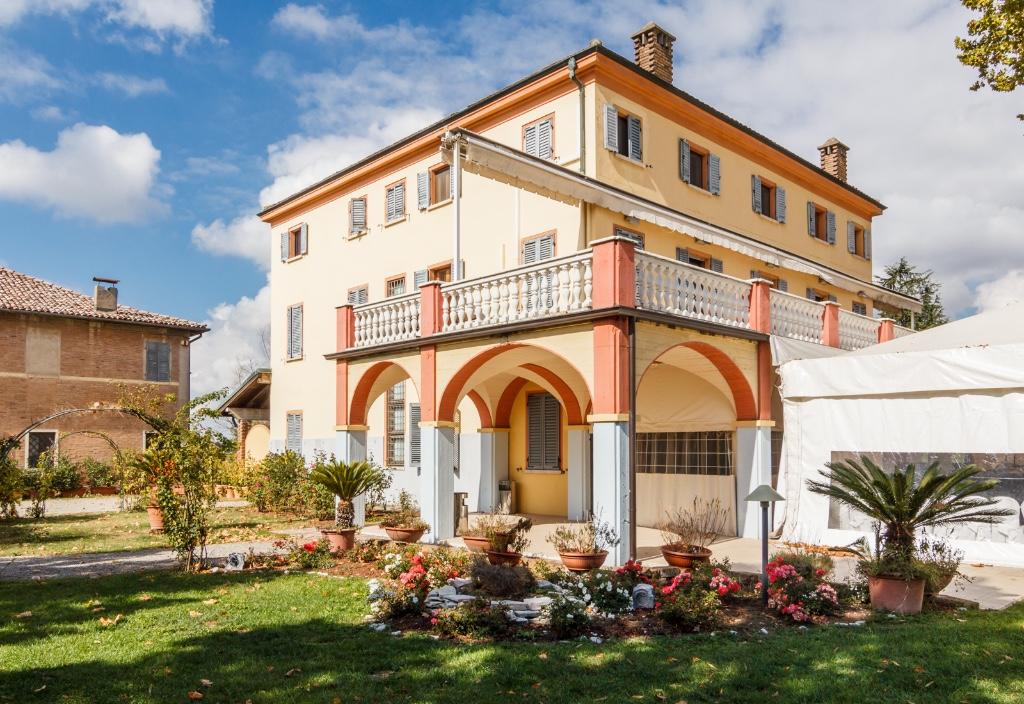 9 bedroom villa for sale in Modena, Modena, EmiliaRomagna, Italy