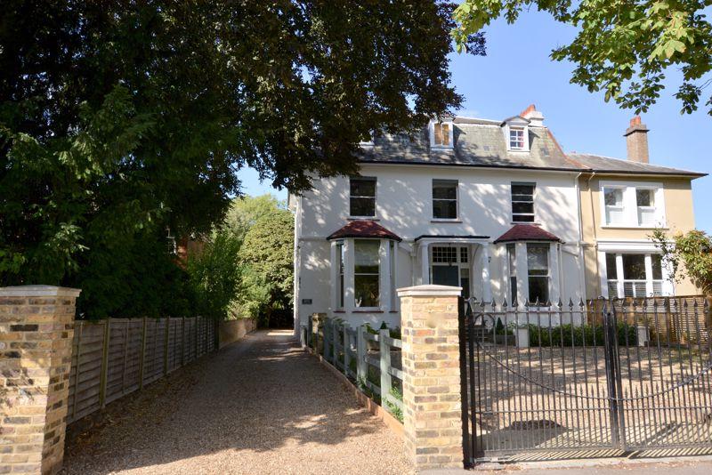 2 bedroom flat for sale in Palace Road, East Molesey, KT8