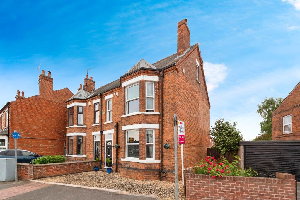 4 bedroom semidetached house for sale in London Road, Balderton