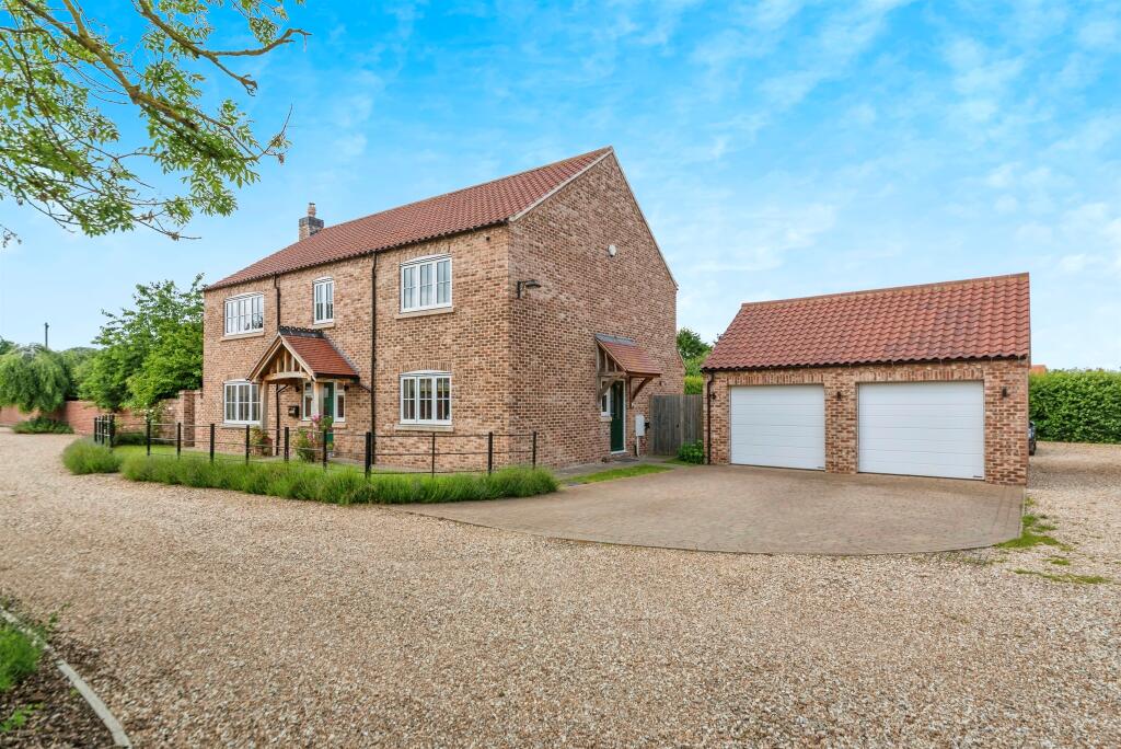 4 bedroom detached house for sale in High Street, Brant Broughton