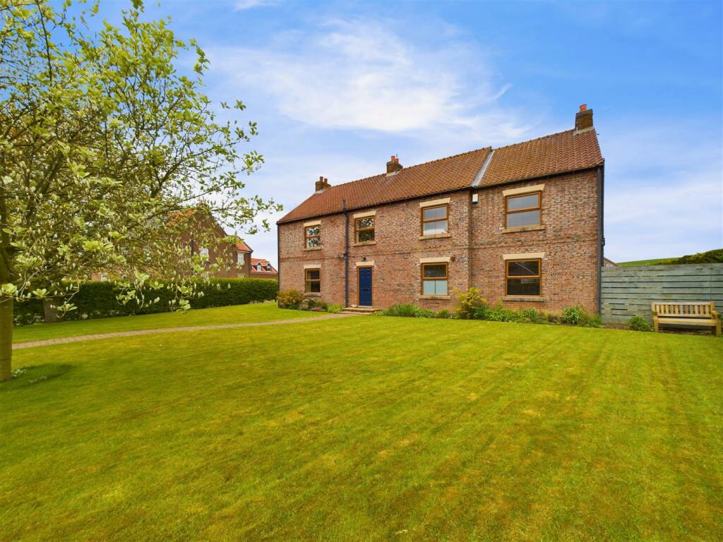6 bedroom detached house for sale in Dale View, 4 Waddale End