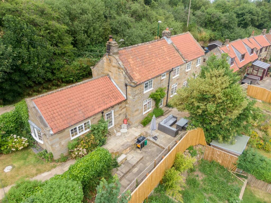 3 bedroom detached house for sale in Manor House, 12 Egton Road