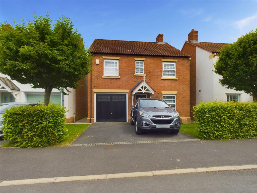 4 bedroom detached house for sale in Longbridge Drive, Easingwold, YO61