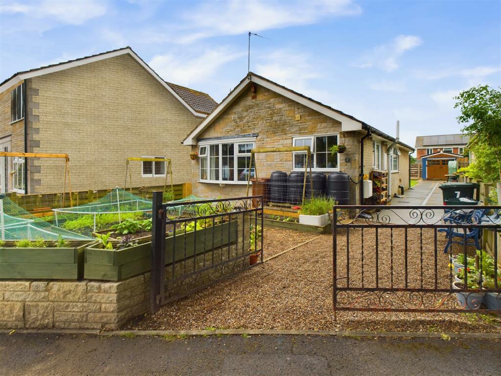3 bedroom detached bungalow for sale in 7, Littledale, Pickering, North