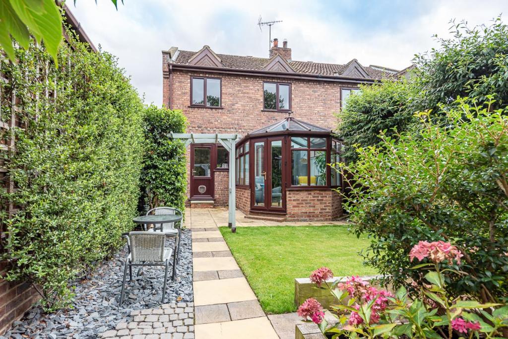 3 bedroom semi-detached house for sale in 25 High Street, West ...