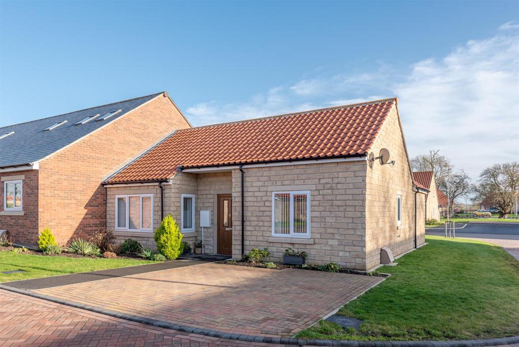 2 bedroom semidetached bungalow for sale in 12 Mickle Hill, Pickering