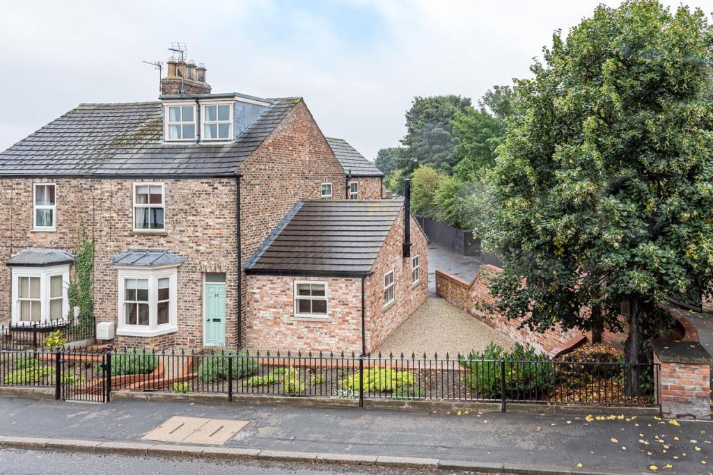 4 bedroom semidetached house for sale in 22 Scarborough Road, Norton