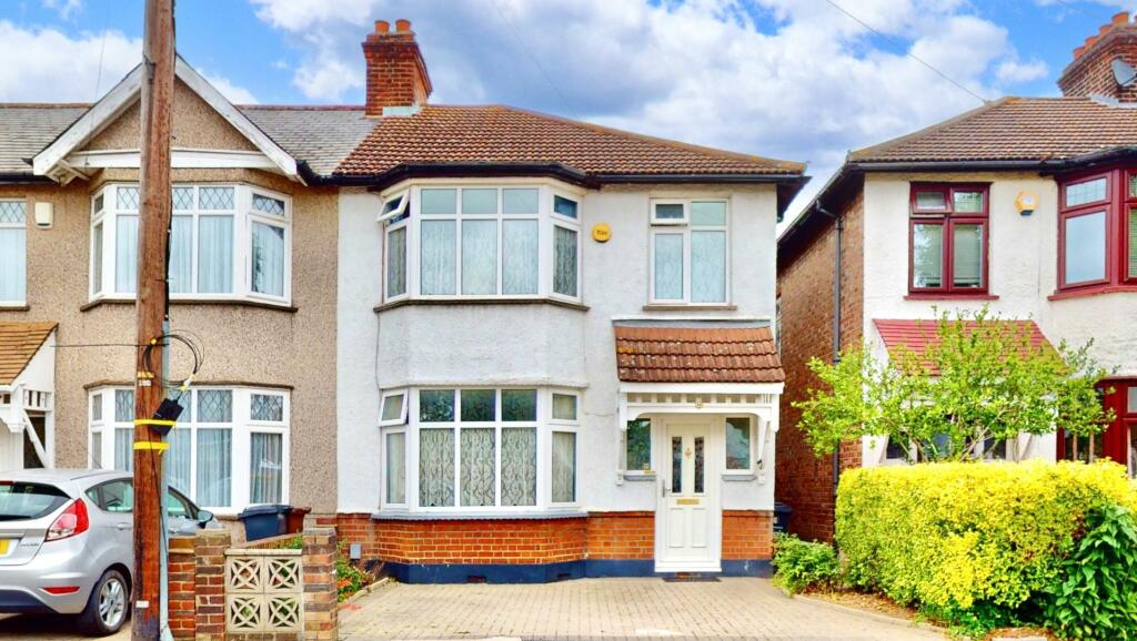 3 bedroom end of terrace house for sale in Cavendish Gardens, Chadwell