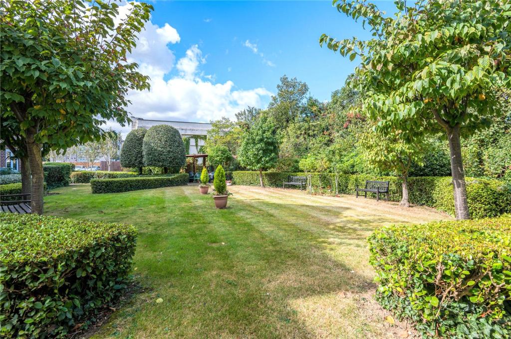 2 bedroom apartment for sale in Station Road, Thorpe Bay, Essex, SS1