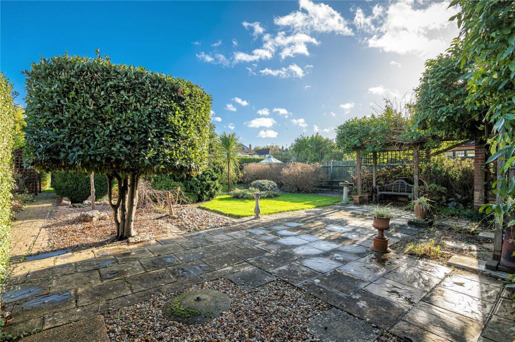 4 bedroom detached house for sale in The Broadway, Thorpe Bay, Essex, SS1