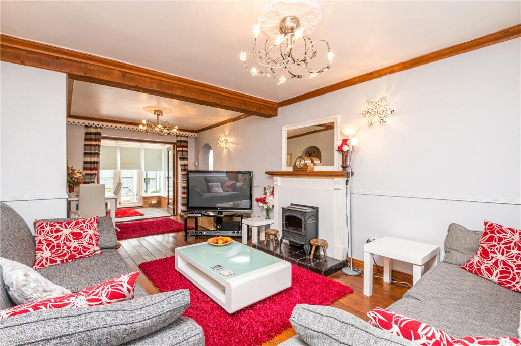 3 bedroom detached house for sale in High Street, Great Wakering
