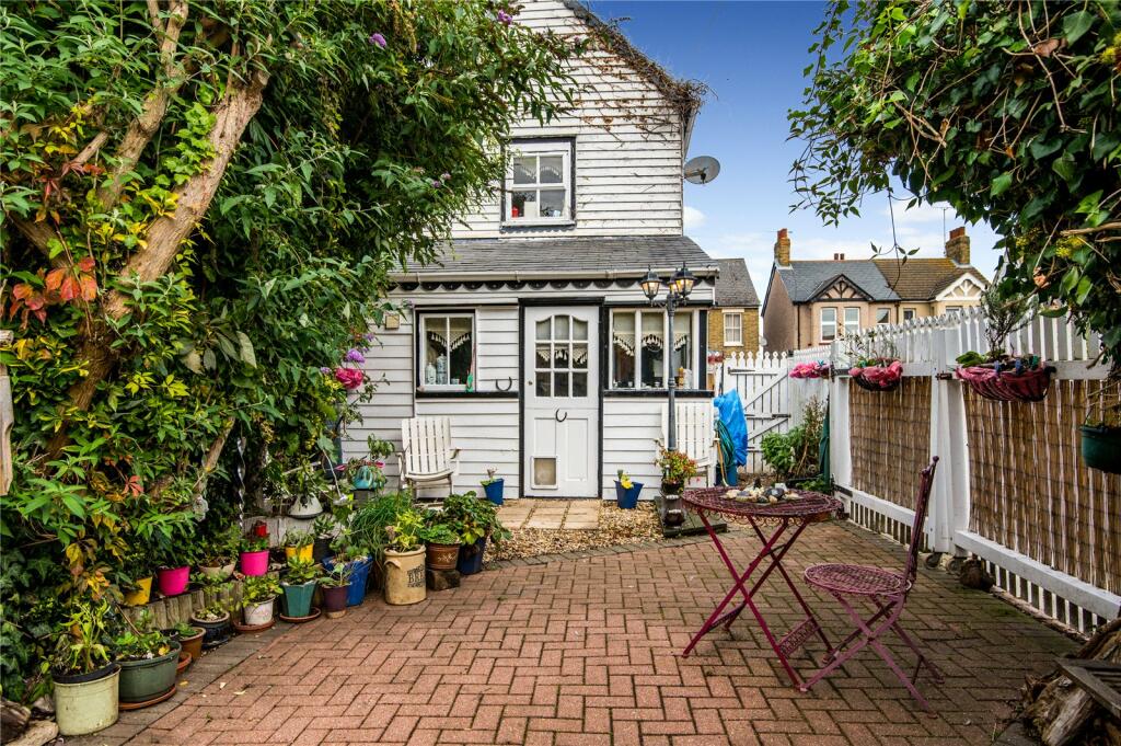 2 bedroom house for sale in High Street, Great Wakering, Southendon