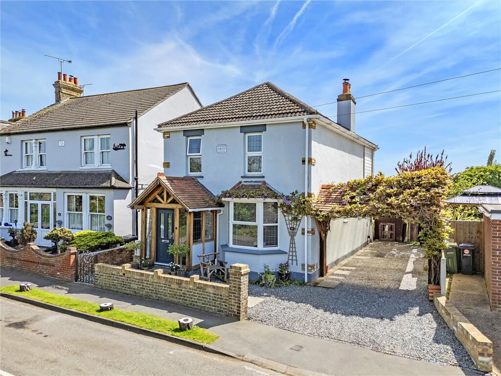 3 bedroom detached house for sale in New Road, Great Wakering, Southend