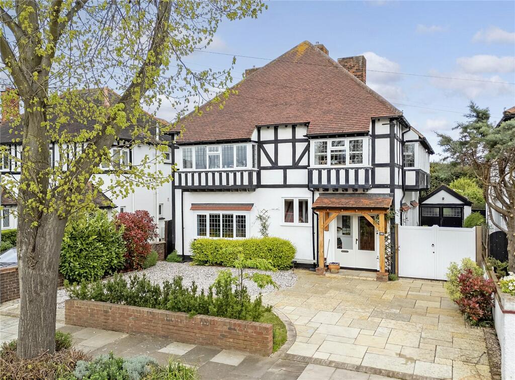 4 bedroom detached house for sale in Parkanaur Avenue, Thorpe Bay