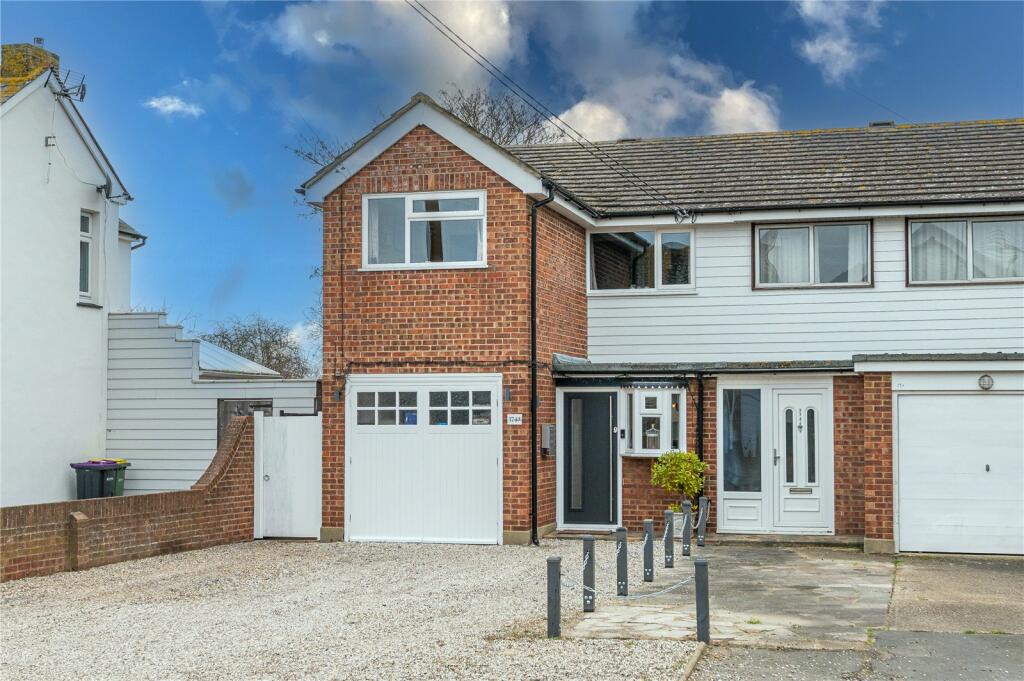 3 bedroom semidetached house for sale in Little Wakering Road, Barling