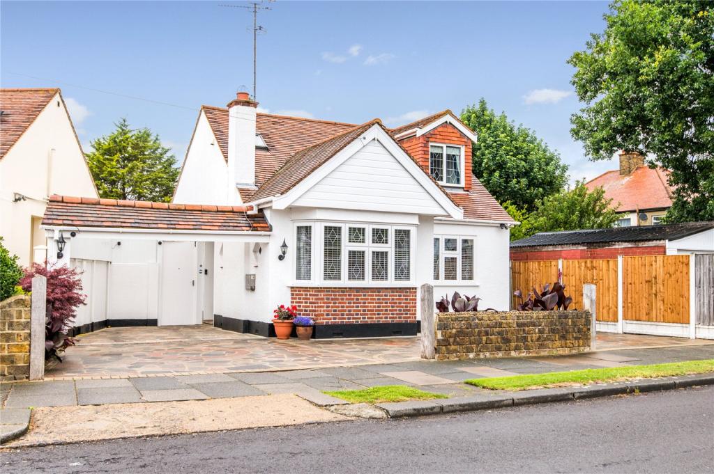 3 bedroom detached house for sale in Walsingham Road, SouthendonSea