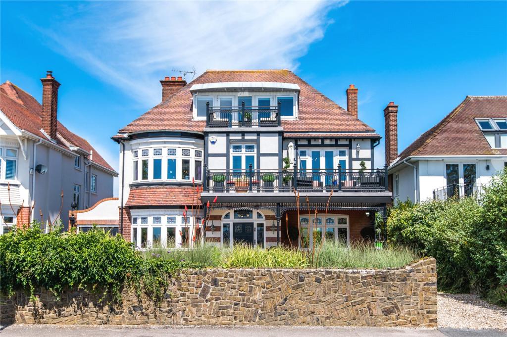 5 bedroom detached house for sale in Thorpe Bay Gardens, Thorpe Bay