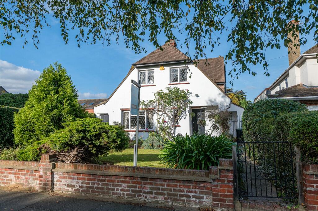 3 bedroom detached house for sale in The Broadway, Thorpe Bay, SS1