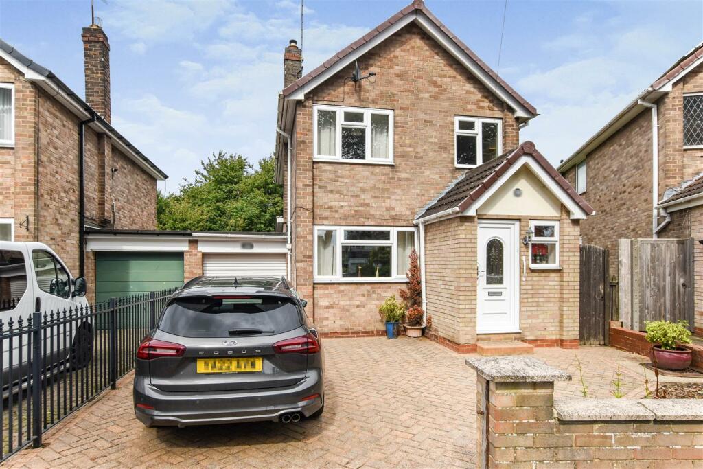 3 bedroom link detached house for sale in Lowfield Road, Beverley, HU17
