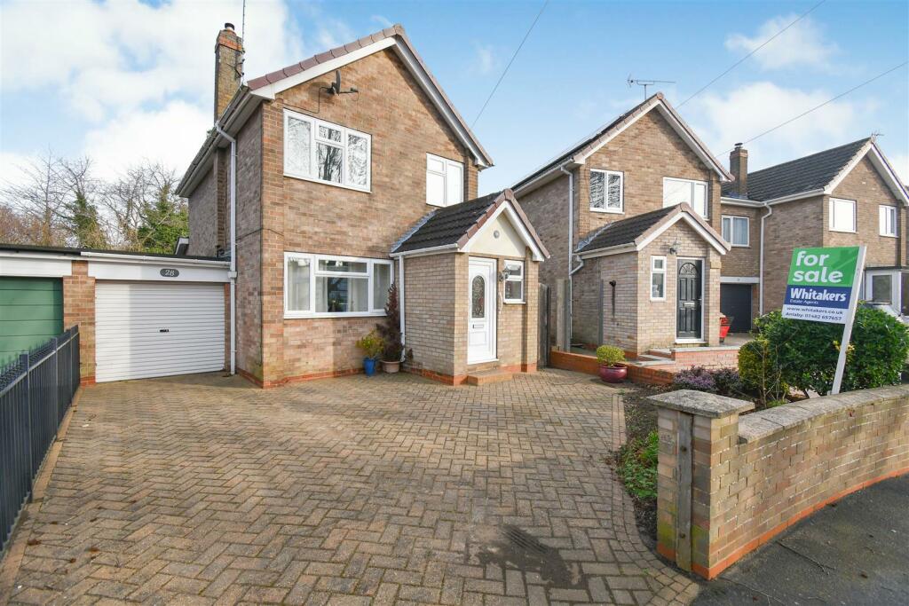 3 bedroom link detached house for sale in Lowfield Road, Beverley, HU17